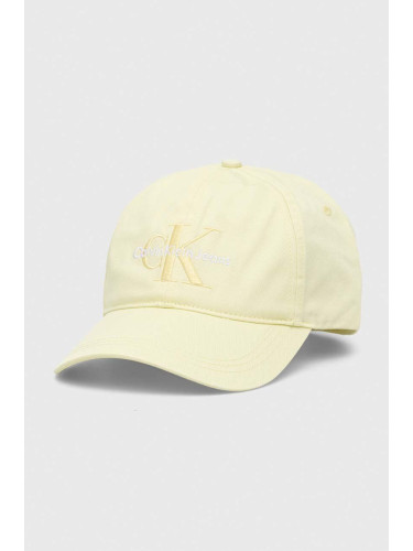 Памучна шапка с козирка Calvin Klein Jeans в жълто с апликация K60K610280