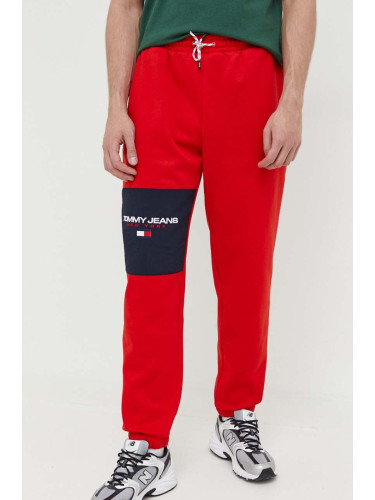 Спортен панталон Tommy Jeans в червено с апликация
