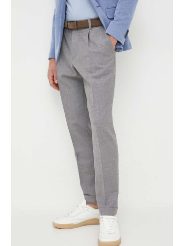 Вълнен панталон BOSS в сиво със стандартна кройка