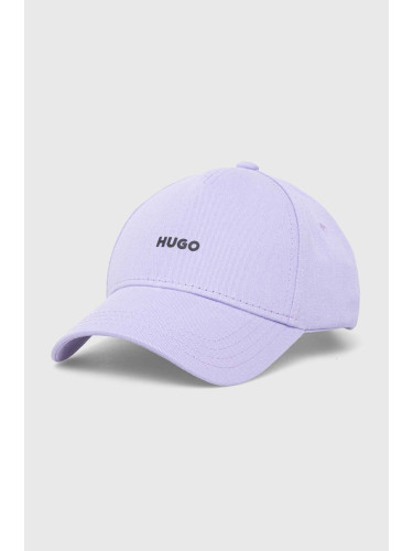 Памучна шапка с козирка HUGO в лилаво с принт