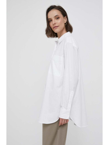 Памучна риза Tommy Hilfiger дамска в бяло със свободна кройка с класическа яка