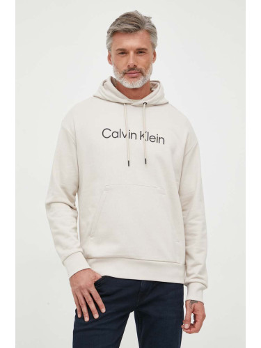 Памучен суичър Calvin Klein в бежово с качулка с апликация