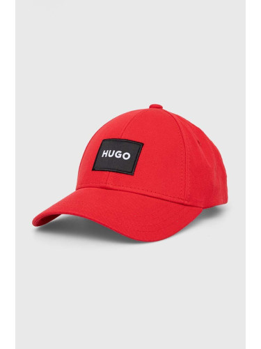 Памучна шапка с козирка HUGO в червено с апликация