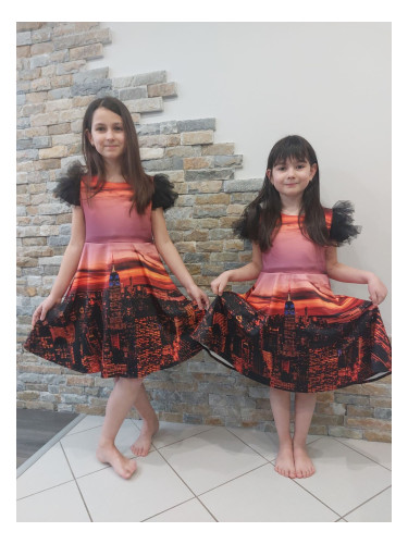 Детска рокля в топли цветове с къс ръкав градски мотив