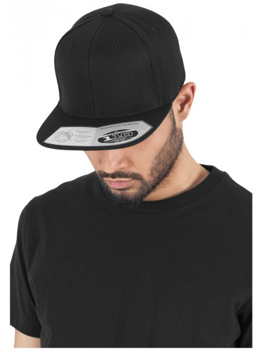 Шапка с козирка в черно 110 Fitted Snapback