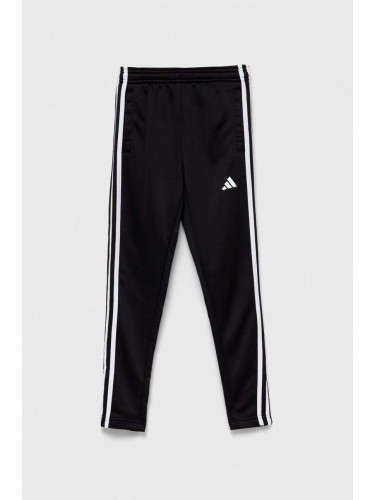 Детски спортен панталон adidas в черно с апликация