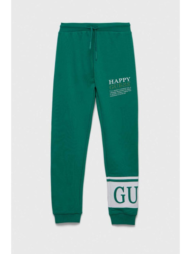 Детски памучен спортен панталон Guess в зелено с принт