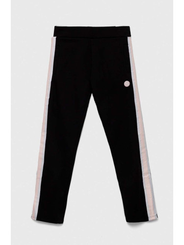 Детски памучен спортен панталон Guess в черно с апликация