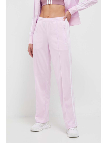 Спортен панталон adidas Originals в розово с апликация