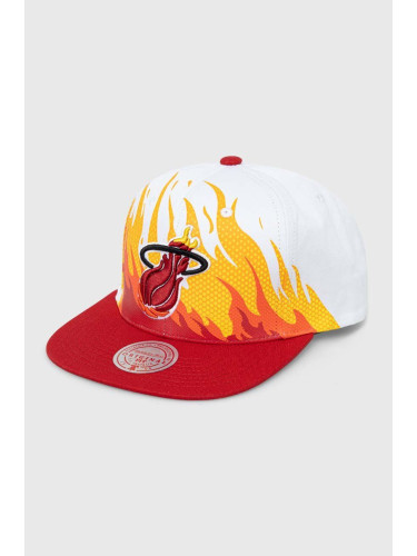 Памучна шапка с козирка Mitchell&Ness MIAMI HEAT в бяло с десен