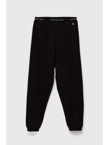 Детски спортен панталон Calvin Klein Jeans в черно с изчистен дизайн