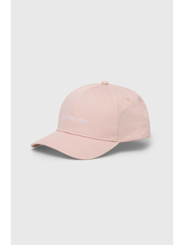 Памучна шапка с козирка Calvin Klein Jeans в розово с апликация K60K608849