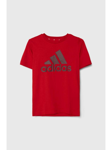 Детска памучна тениска adidas в червено с принт