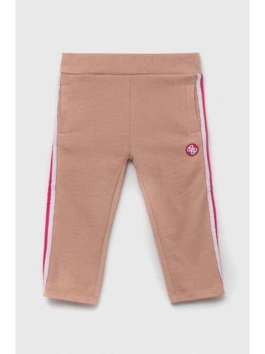 Детски памучен панталон Guess в розово с апликация