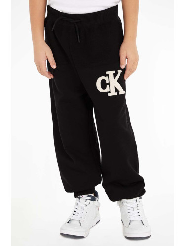 Детски памучен спортен панталон Calvin Klein Jeans в черно с апликация