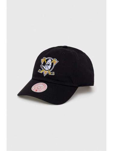 Памучна шапка с козирка Mitchell&Ness Anaheim Ducks в черно с апликация