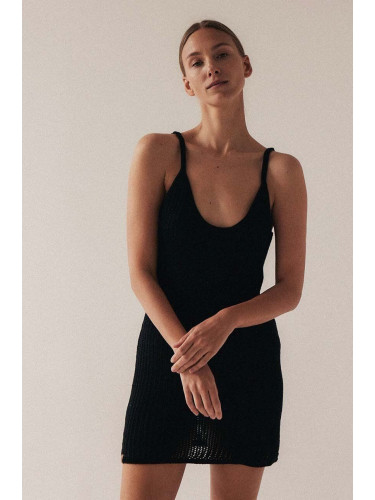 Памучна рокля MUUV. в черно къс модел с кройка по тялото