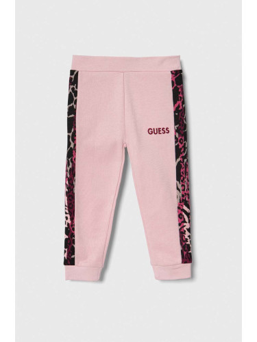 Детски памучен спортен панталон Guess в розово с десен