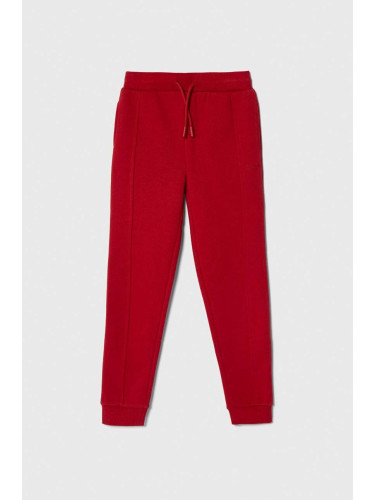 Детски спортен панталон Guess в червено с изчистен дизайн