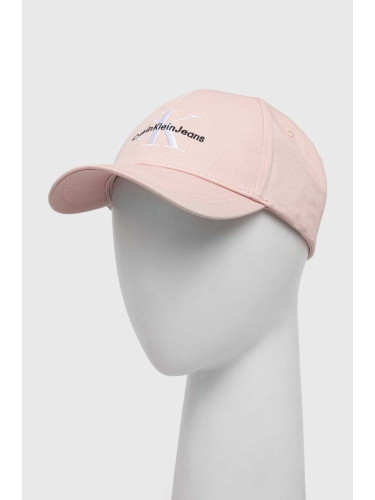 Памучна шапка с козирка Calvin Klein Jeans в розово с апликация K60K610280