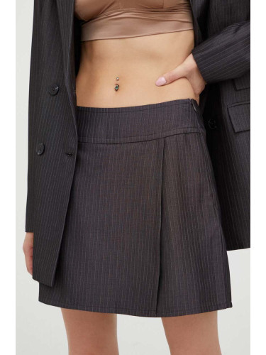 Къс панталон Bruuns Bazaar в черно с десен с висока талия