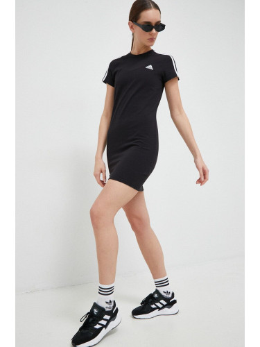 Рокля adidas в черно къс модел с кройка по тялото