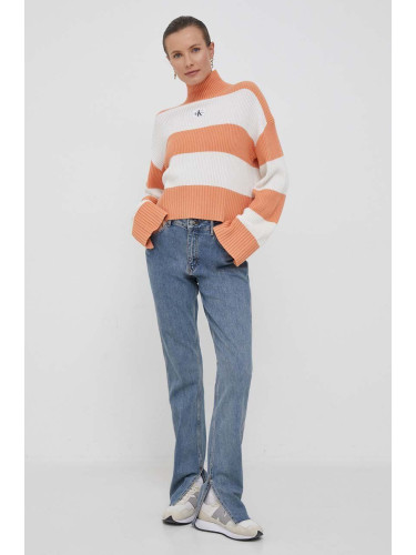Памучен пуловер Calvin Klein Jeans в бежово от топла материя с поло