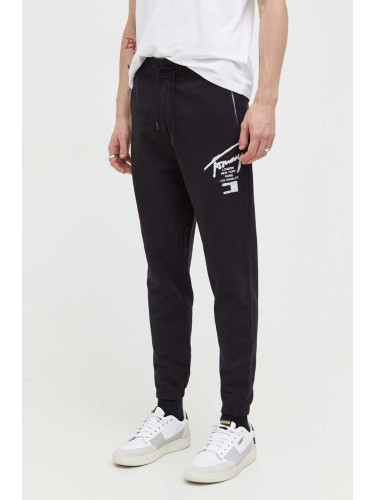 Памучен спортен панталон Tommy Jeans в черно с принт