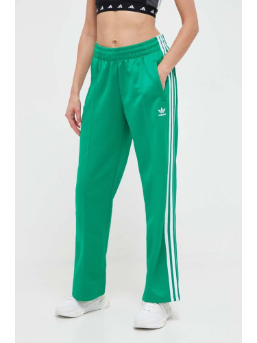 Спортен панталон adidas Originals в зелено с апликация