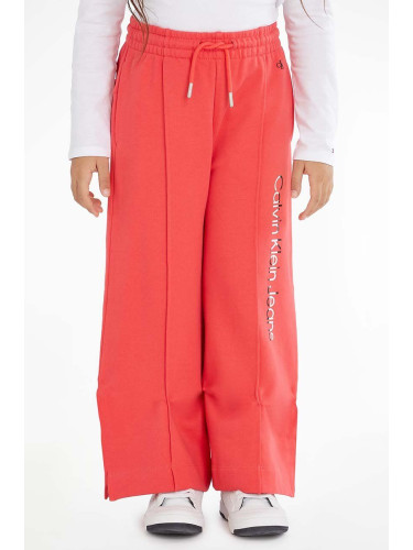 Детски памучен спортен панталон Calvin Klein Jeans в червено с принт