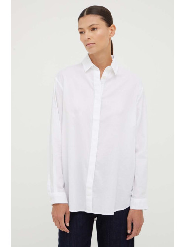 Памучна риза Samsoe CAICO дамска в бяло със свободна кройка с класическа яка F14123548