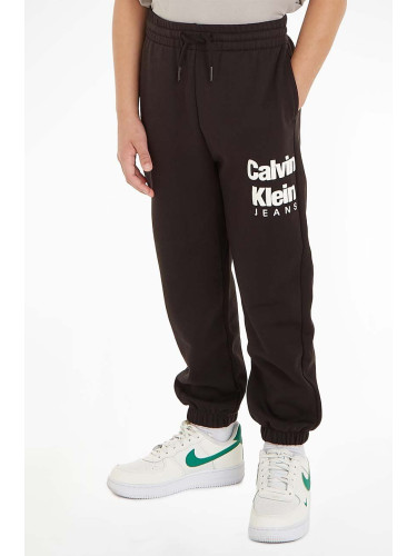 Детски спортен панталон Calvin Klein Jeans в черно с принт