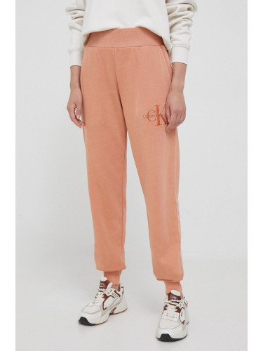 Памучен спортен панталон Calvin Klein Jeans в оранжево с изчистен дизайн