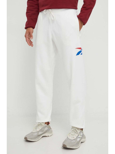 Спортен панталон Reebok Classic в бяло с принт