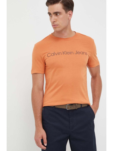 Памучна тениска Calvin Klein Jeans в оранжево с принт J30J322344