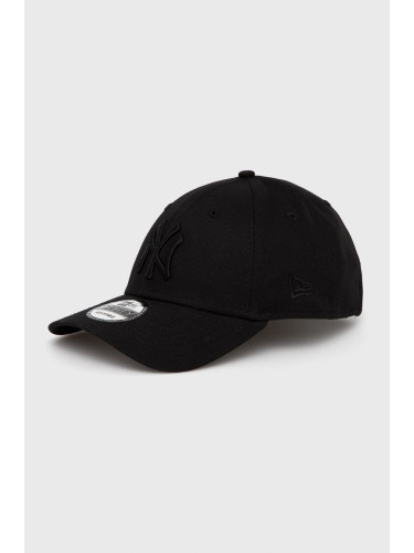 Памучна шапка New Era в черно с апликация