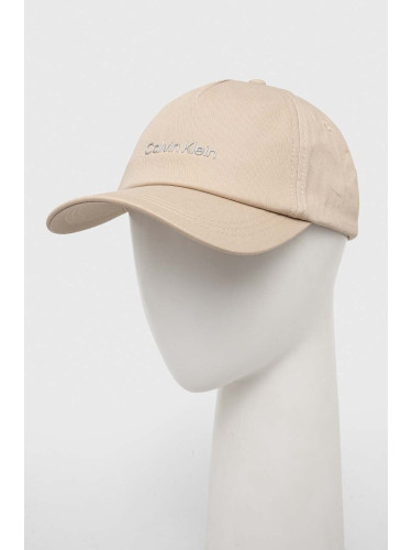 Памучна шапка с козирка Calvin Klein в бежово с изчистен дизайн K60K610525