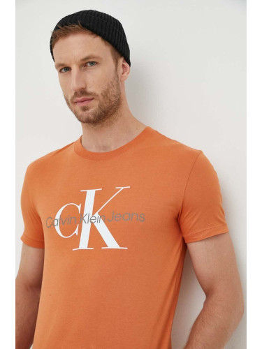 Памучна тениска Calvin Klein Jeans в оранжево с принт J30J320806