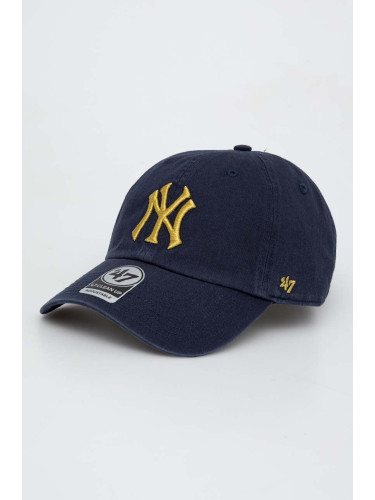 Памучна шапка с козирка 47brand MLB New York Yankees в тъмносиньо с апликация