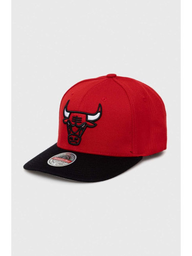 Шапка с козирка с вълна Mitchell&Ness Chicago Bulls в червено с апликация