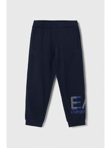 Детски памучен спортен панталон EA7 Emporio Armani в тъмносиньо с принт