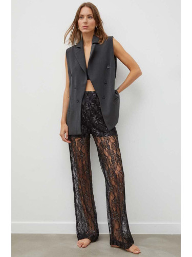 Панталон Bruuns Bazaar в черно със стандартна кройка, с висока талия