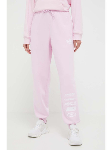 Спортен панталон adidas Originals в розово с принт