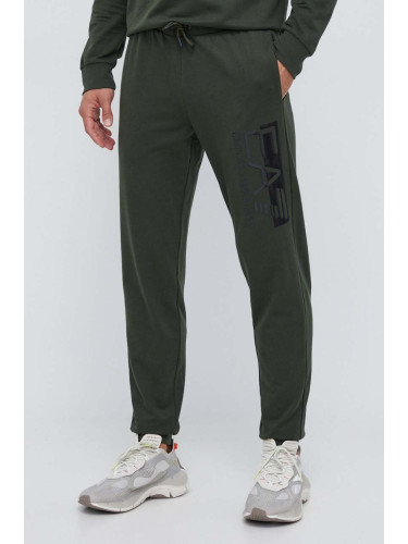 Памучен спортен панталон EA7 Emporio Armani в зелено с принт