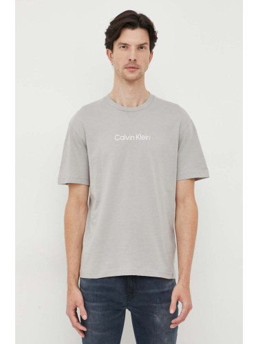 Памучна тениска Calvin Klein в сиво с десен K10K111346