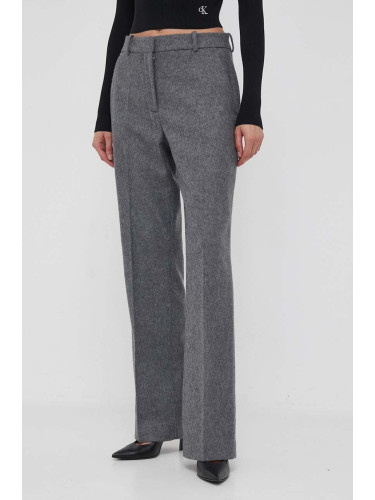 Панталон Calvin Klein в сиво със стандартна кройка, с висока талия