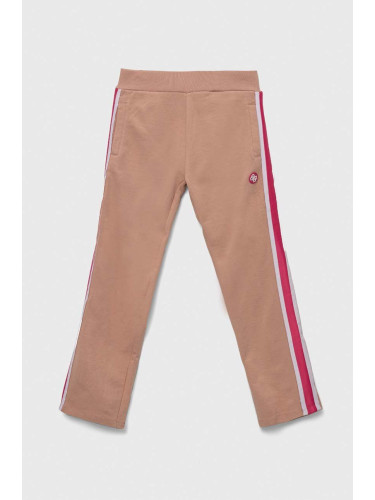 Детски памучен спортен панталон Guess в розово с апликация