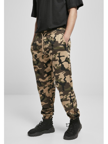 Мъжко долнище в камуфлажен десен Urban Classics Basic Camo Sweatpants 2.0