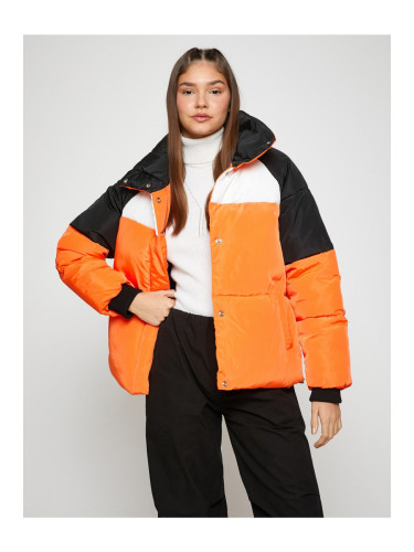 Koton Късо подпухнало палто Стояща яка, джоб детайлен и оребрен.