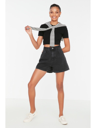 Дамски къси панталони Trendyol Nacy